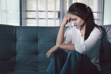 Kederli kadın yalnız başına oturdu, duygularla boğulmuş, üzgün ve mutsuz ifadesi derin umutsuzluğu, stresi ve üzüntüyü açığa vuruyordu. Hüzünlü, kederli, yalnız, depresif stres