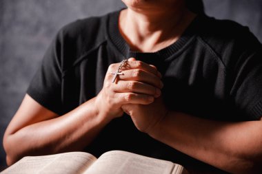 Kutsal inanç, umut ve derin inanç kavramına sıkıca tutunarak, Hıristiyan ibadetle duayı kaldırır. El ele tutuşup Tanrı 'ya dua edelim. İncil' le birlikte.