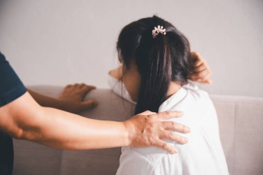 Derin keder, keder ve endişe anı, umutsuzluğa yenik düşmüş yalnız insan, sorunlarını çözmek için gerçek duygulara ulaşmalarına yardım ederken umut kıvılcımı hisseder..