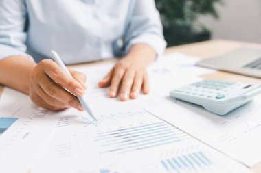 Finansal tabloları, performans grafiklerini, veri incelemesini, kurumsal planlama iş akışını stratejik karar verme finansal performans değerlendirmesini analiz eden iş profesyoneli.