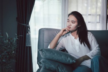 Kederli kadın yalnız başına oturdu, duygularla boğulmuş, üzgün ve mutsuz ifadesi derin umutsuzluğu, stresi ve üzüntüyü açığa vuruyordu. Hüzünlü, kederli, yalnız, depresif stres