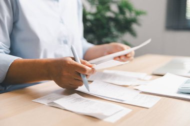 Birden fazla makbuz, masraf belgeleri, mali yönetimi gösteren, fatura kontrolü, bütçe hesaplaması, muhasebe işleri, maliyet takibi, günlük ofis finans işleri.