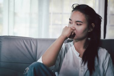 Kederli kadın yalnız başına oturdu, duygularla boğulmuş, üzgün ve mutsuz ifadesi derin umutsuzluğu, stresi ve üzüntüyü açığa vuruyordu. Hüzünlü, kederli, yalnız, depresif stres