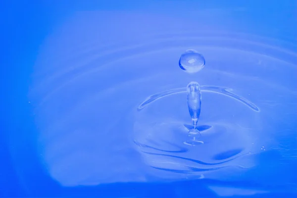 Water drop falling into water making a perfect droplet splash. — Stock Photo, Image