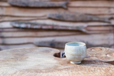 Ahşap masa boş çay Kupası.