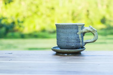 Masa üzerinde pirinç tarlaları çay bardağı.