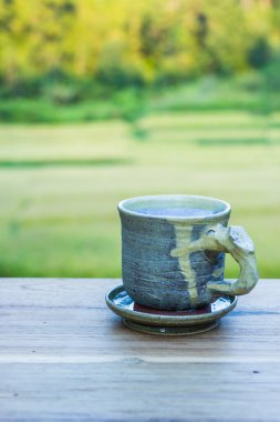 Masa üzerinde pirinç tarlaları çay bardağı.
