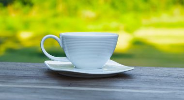 Masa üzerinde pirinç tarlaları çay bardağı.