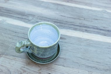 Tablo boş çay bardağı.