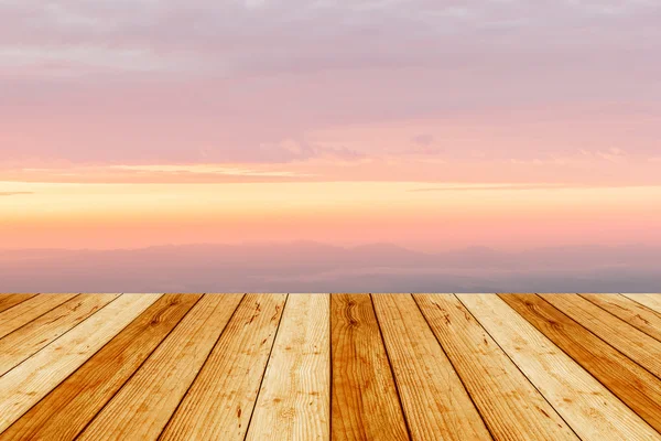 Terraza de madera con vista desde la cima de la montaña . —  Fotos de Stock