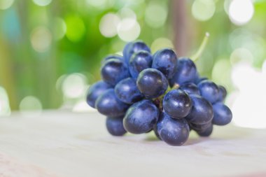 Ahşap üzerinde siyah üzüm