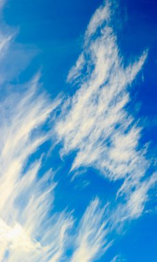 Mavi gökyüzüne karşı fantastik yumuşak beyaz bulutlar