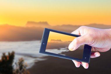 Cep telefonu ile fotoğraf manzara doğa arka planda alarak.