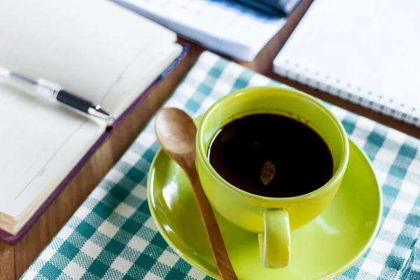 Kopje zwarte koffie, kantoorbenodigdheden, close-up — Stockfoto