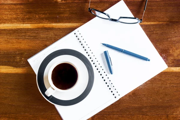 Werkplek met Kladblok, koffie en laptop bril — Stockfoto