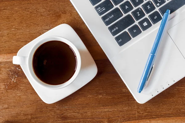 Office Bureau tafel met computer, leveringen en koffiekopje. Bovenaanzicht met kopie ruimte — Stockfoto