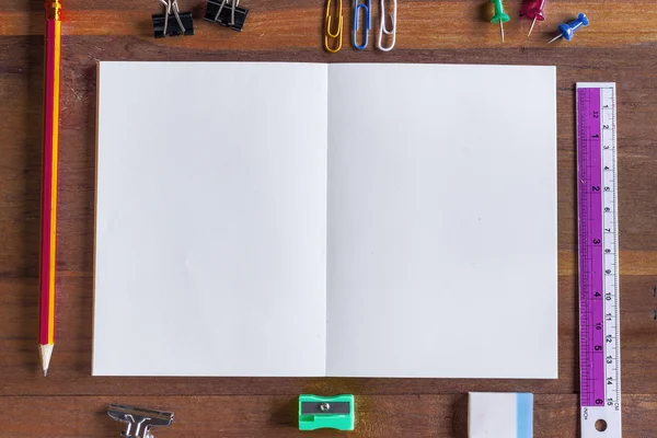 Diverse kantoorartikelen op houten tafel, nadruk op witte Blan — Stockfoto