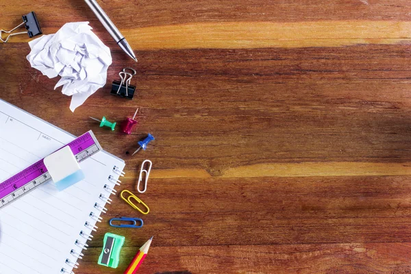 School of kantoorbenodigdheden op de top van houten tafel. Veroverd bij linkerrand Frame met kopie ruimte aan de rechterkant. — Stockfoto