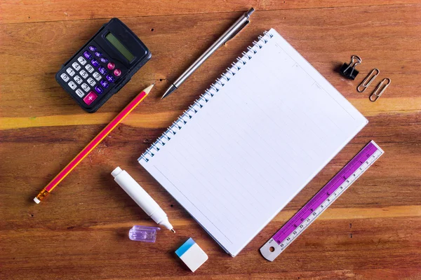 Schreibwaren auf dem Tisch mit Kopierraum für Texte — Stockfoto