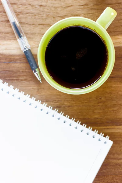 Cangkir kopi, pena dan notepad, tempat kerja pengusaha — Stok Foto