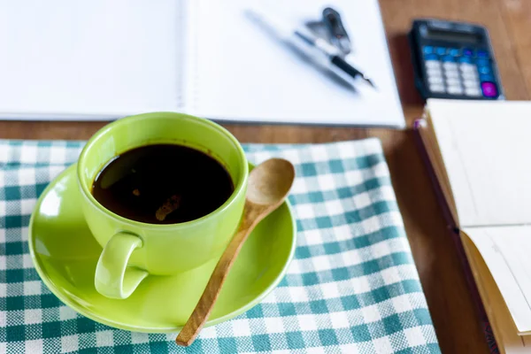 Kopje zwarte koffie, kantoorbenodigdheden, close-up — Stockfoto