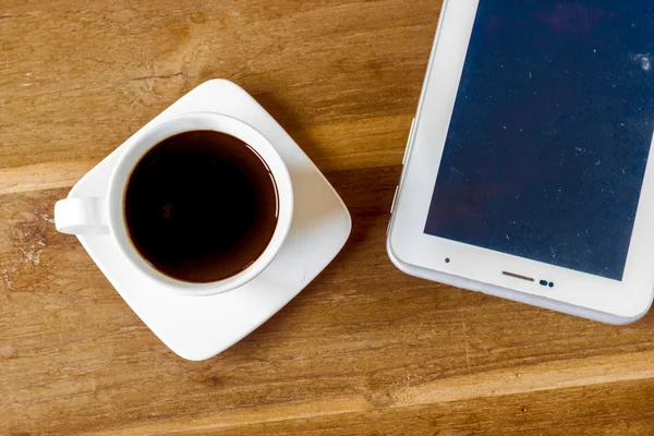 Кофе и планшет, бизнес на рабочем месте — стоковое фото