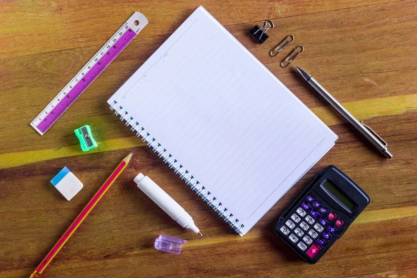 Kantoorbenodigdheden bij kopie ruimte voor teksten op tafel — Stockfoto