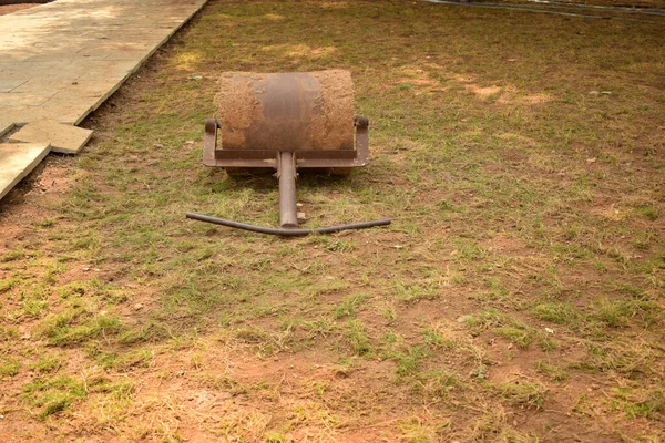 Bahçe veya Bahçe Malikânesi Fotoğraflarının El ve Yerleşimi İçin Özel Toprak Yuvarlayıcı