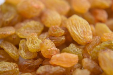 Beyaz zemin üzerinde izole edilmiş sarı altın kuru üzümler Yakın plan Stok Fotoğrafçılık Resmi