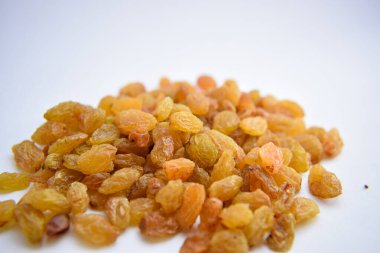 Beyaz zemin üzerinde izole edilmiş sarı altın kuru üzümler Yakın plan Stok Fotoğrafçılık Resmi