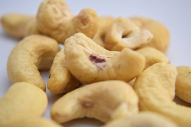 Beyaz arkaplanda kaju fıstığı yığını Tam derinlik Yakın plan Stok Fotoğrafçılık Resmi