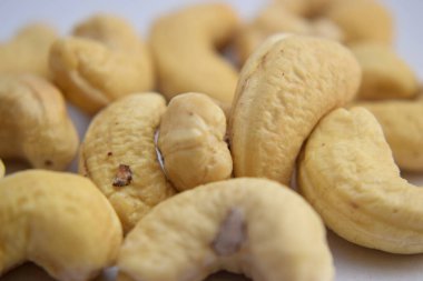 Beyaz arkaplanda kaju fıstığı yığını Tam derinlik Yakın plan Stok Fotoğrafçılık Resmi