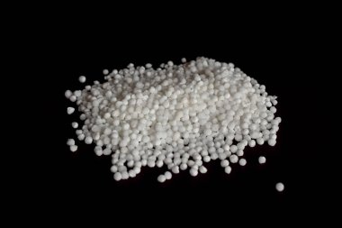 İnci ya da beyaz sago tohumu topları Siyah arka planda