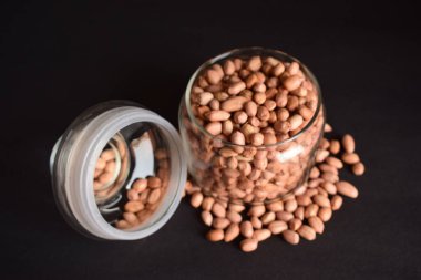 Açık Şeffaf Cam Kavanozda Çerez-Yer fıstığı İzole edilmiş Siyah Arka plan