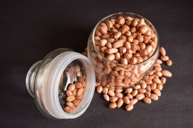 Açık Şeffaf Cam Kavanozda Çerez-Yer fıstığı İzole edilmiş Siyah Arka plan