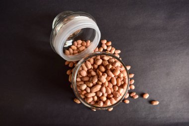 Açık Şeffaf Cam Kavanozda Çerez-Yer fıstığı İzole edilmiş Siyah Arka plan