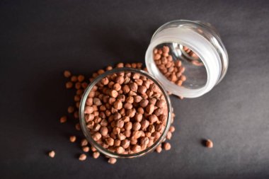 Gözden uzak beyaz arka planda Şeffaf Cam Kasede Yakın plan Kahverengi Nohut Fasulyesinin Üst Görünümü