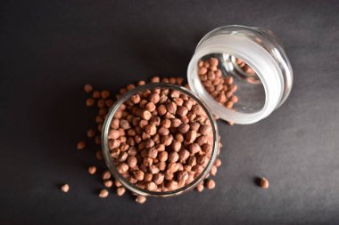 Gözden uzak beyaz arka planda Şeffaf Cam Kasede Yakın plan Kahverengi Nohut Fasulyesinin Üst Görünümü