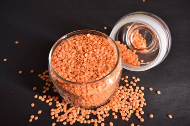 Üst Görünüm Kırmızı Mercimek Açık Şeffaf Cam Kavanozda İzole edilmiş Siyah Arkaplanda