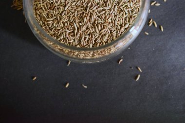 Üst Görünüm Kapanış Kimyonları Bir Cam Kasede İzole edilmiş Kara Arkaplan Üzerine