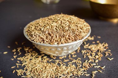 Top View Kapanış Kimyonları Gümüş Kasede İzole edilmiş Siyah Arkaplan Üzerine