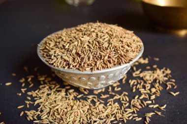 Top View Kapanış Kimyonları Gümüş Kasede İzole edilmiş Siyah Arkaplan Üzerine