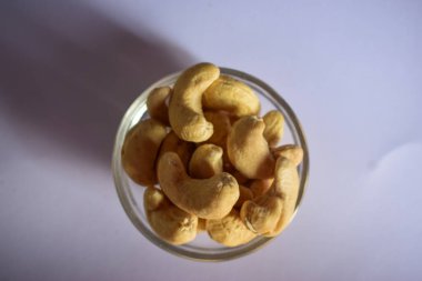 Gözden uzak beyaz arka planda Şeffaf bir cam kasede Kapalı Ceviz Üst Görünümü