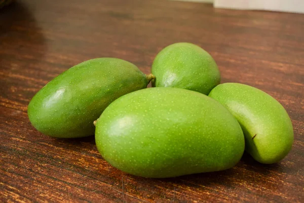 Ramo Mango Verde Giovane Biologico Macro Isolato Frutti Acidi Tavola — Foto Stock