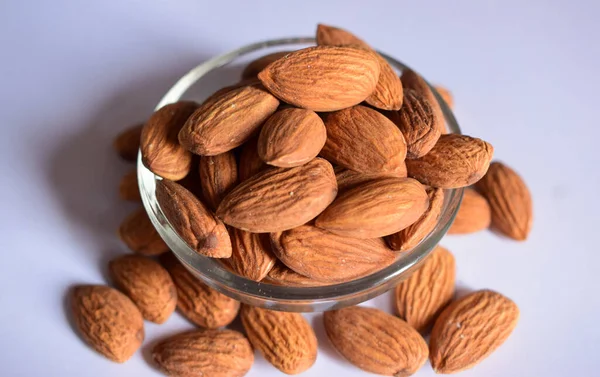 Organic Almond Nuts Transparent Glass Bowl Απομονωμένο Λευκό Φόντο — Φωτογραφία Αρχείου