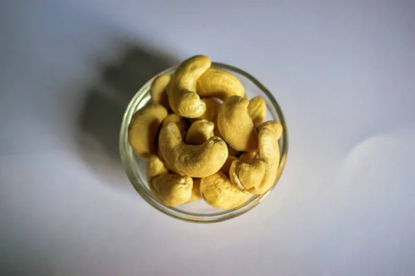 Top View Closeup Cashew Nuts Transparent Glass Bowl Απομονωμένο Λευκό — Φωτογραφία Αρχείου
