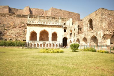 Hyderabad Telangana Hindistan 'daki Golkonda Kalesi' ndeki Eski Cami / Mescidi 'nde minare