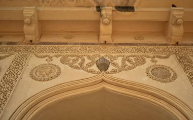 Eski Cami Cephesi 'ndeki minare İbrahim Bagh Hindistan' daki yedi Kutub Shahi hükümdarının mezarlarına bakıyor.