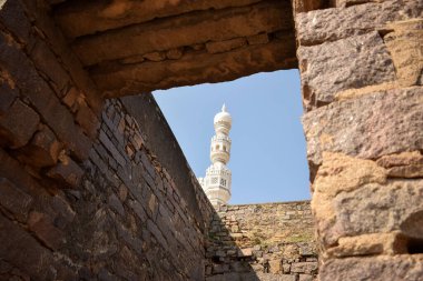 Hyderabad Telangana Hindistan 'daki Golkonda Kalesi' ndeki Eski Cami / Mescidi 'nde minare