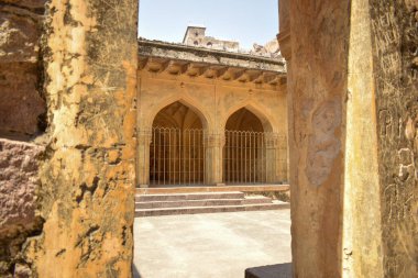 İbrahim Bagh Hindistan 'daki yedi Kutub Shahi hükümdarının mezarlarındaki eski camide minare.